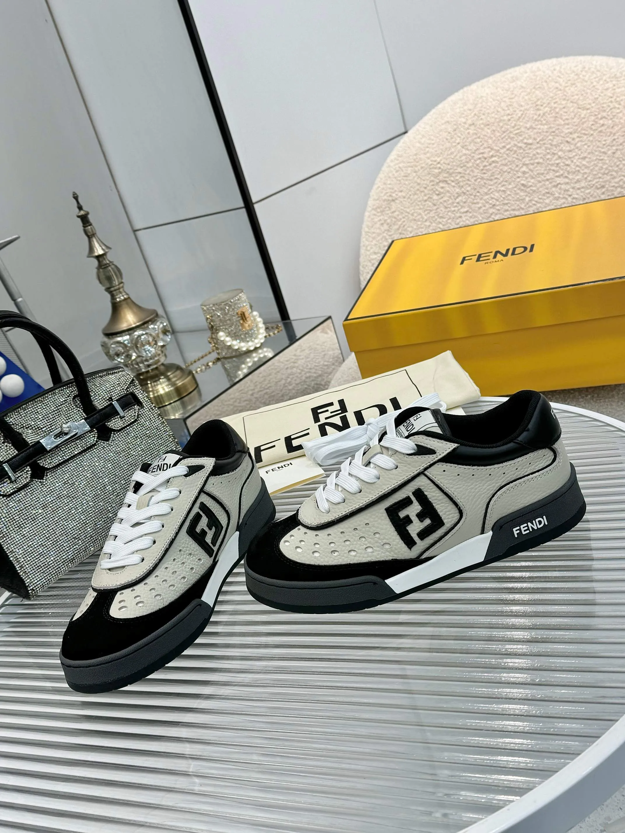 p620🐮🐮New❤Top super A version💯 Fendi Fendi 2025 New Year's King Explosive Style🔥 Many💑stars have the same style FD match. Original purchase for RMB14440. One to one replica. Designer Kim Jones's first sneaker fendi match and Donkey brand Trainer basketball sneakers, fresh blood injection and FF retro design It combines fashion and super comfort. [Wise] Whoever doesn’t grab it will regret it [There are many shoe uppers on the market with different color matching and cut corners in workmanship. The color matching and craftsmanship of my shoe upper are absolutely the same as the genuine products at the counter. Welcome to compare. Feet: Mesh injection molding pads 🎯 Soles: Please look for the original molded multi-color TPU outsole (❌ non-rubber sole) 🎯 Size: Female 35-41 Male 38-45 🎯 Packaging: Original 1:1 matching high-end packaging 🎁